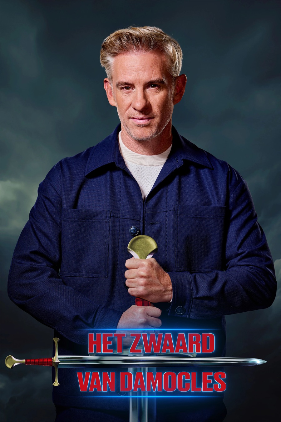 Poster van Het Zwaard van Damocles met de presentator die het zwaard vasthoudt