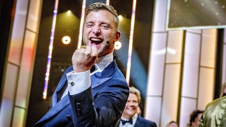 Juichend op het podium bij de uitreiking van de Gouden Televizier-Ring